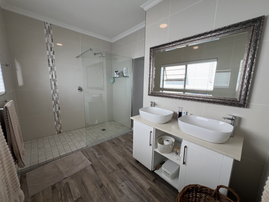 4 Bedroom Property for Sale in Wavecrest Eastern Cape